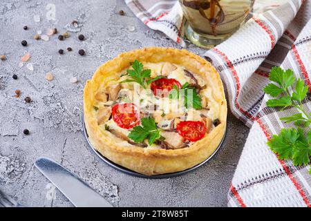 Délicieuse quiche avec du poulet, des champignons, des tomates et des herbes Banque D'Images