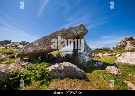 Chambre funéraire néolithique de Coetan Arthur à St Davids Head sur le sentier côtier, Pembrokeshire, pays de Galles Banque D'Images