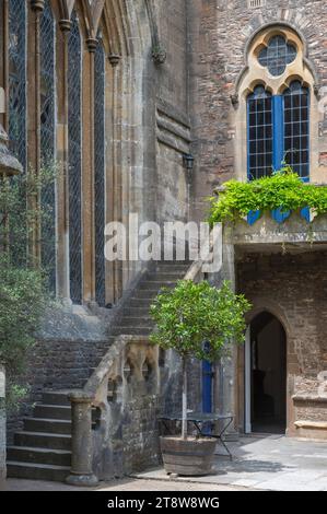 Prise dans le parc du palais des évêques à Wells, Somerset Angleterre, Royaume-Uni, en été 2022, montrant des escaliers à l'arrière du palais depuis la cour. Banque D'Images