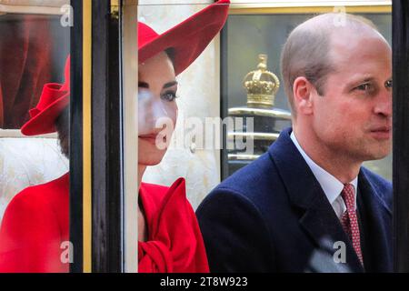 Londres, Royaume-Uni. 21 novembre 2023. Catherine, la princesse de Galles, dans la voiture avec son mari, le prince de Galles à côté d'elle. Les voitures transportant le couple présidentiel sud-coréen, le roi et la reine et des membres de la famille royale le long du Mall sur le chemin du retour à Buckingham Palace. Le Président de la République de Corée, son Excellence Yoon Suk Yeol, accompagné de Mme Kim Keon Hee, effectue une visite d’État au Royaume-Uni en tant qu’invité de leurs Majestés le Roi et la Reine. Crédit : Imageplotter/Alamy Live News Banque D'Images