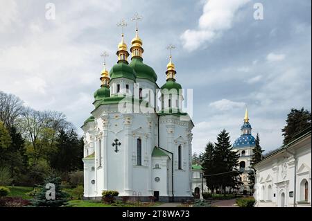 St. Cathédrale George dans le monastère médiéval de Vydubychi, Kiev, Ukraine. Banque D'Images