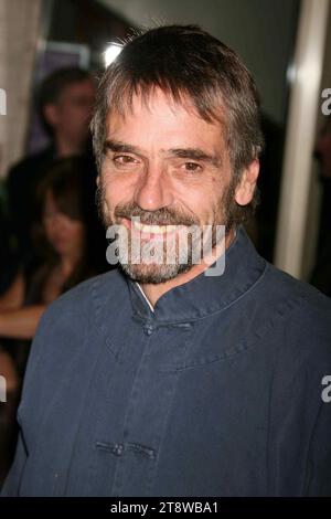 Jeremy irons assiste à la soirée d'ouverture de la première de 'The Queen' au Avery Fisher Hall du Lincoln Center à New York le 29 septembre 2006. Crédit photo : Henry McGee/MediaPunch Banque D'Images