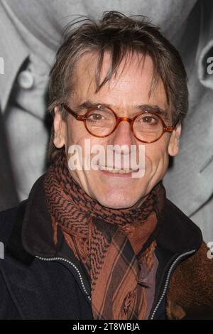 Jeremy Irons assiste à la représentation nocturne d'ouverture de « God of carnage » au Bernard B. Jacobs Theatre de New York sur 22 mars 2009. Crédit photo : Henry McGee/MediaPunch Banque D'Images