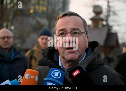 Kiev, Ukraine. 21 novembre 2023. Le ministre allemand de la Défense Boris Pistorius s'entretient avec des journalistes dans le centre de Kiev sur l'allée des héros des cent célestes à Kiev. (Photo de Sergei Chuzavkov/SOPA Images/Sipa USA) crédit : SIPA USA/Alamy Live News Banque D'Images