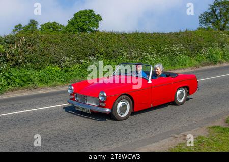 Années 1963 60 années soixante Rouge MG Midget 1100 1098cc essence roadster à toit ouvert ; Vintage, restaurés moteurs classiques britanniques, collectionneurs d'automobiles, passionnés d'automobile et voitures anciennes voyageant dans le Cheshire, Royaume-Uni Banque D'Images