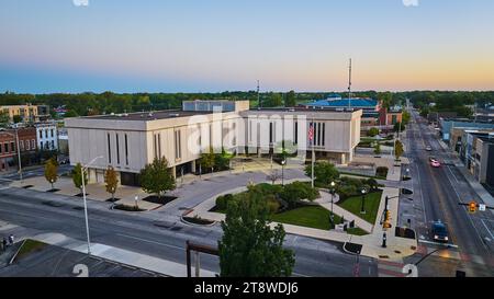 Antenne du bâtiment de l'administration de la Cour du comté du Delaware à l'aube, Muncie Indiana Banque D'Images