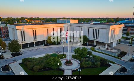 Delaware County court Administration bâtiment aérien, éclairage de l'aube de lever du soleil avec drapeau Muncie, IN Banque D'Images