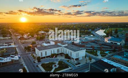 Delaware County court Administration avec antenne de soleil doré de Muncie, DANS LE centre-ville Banque D'Images