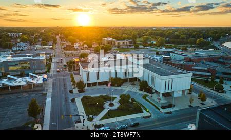 Delaware County court Administration avec soleil doré couchant sur l'horizon aérien de Muncie, IN Banque D'Images