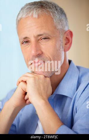 Homme âgé, portrait et penser en confiance, sagesse ou décision pour l'ambition à la maison. Visage d'un homme mûr réfléchi ou d'un modèle posant avec Banque D'Images