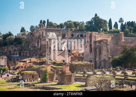 Paysage urbain de Rome avec une vue imprenable sur le Forum Romanum et le Colisée Banque D'Images