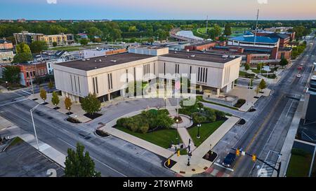 Delaware County court Administration Building avec drapeau américain battant aérien à l'aube, Muncie, INDIANA Banque D'Images