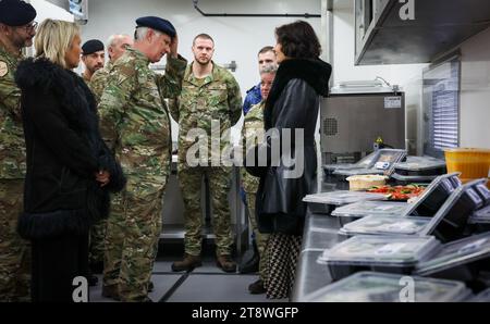 Marche en Famenne, Belgique. 21 novembre 2023. Le ministre de la Défense Ludivine Dedonder et le roi Philippe - Filip de Belgique photographiés lors d'une visite royale au camp militaire du roi Albert à Marche-en-Famenne, dans le cadre de ses traditionnelles visites de travail à la Défense, mardi 21 novembre 2023. Le Roi rencontre des soldats et des civils en formation et est informé des différents statuts de la Défense, de la coopération mutuelle et de la politique du personnel. BELGA PHOTO VIRGINIE LEFOUR crédit : Belga News Agency/Alamy Live News Banque D'Images