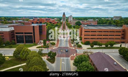 Route principale du campus avec l'antenne de la tour Shafer du campus de ball State University Muncie, Indiana Banque D'Images
