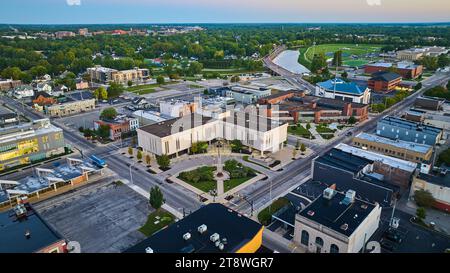 Delaware County court Administration Building dans le centre-ville de Muncie à l'aube, Indiana Aerial Banque D'Images