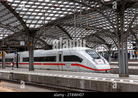 Train à grande vitesse ICE 4 à la gare centrale, Cologne, Allemagne Hochgeschwindigkeitszug ICE 4 im Hauptbahnhof, Koeln, Deutschland. Banque D'Images