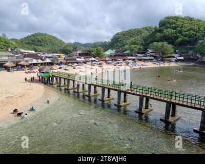 Vue sur le paysage de Sea Bridge sur Drini Beach, Gunung Kidul, Yogyakarta, Indonésie Banque D'Images