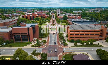 Route principale du campus avec l'antenne de Shafer Tower ball State University campus Muncie, Indiana Banque D'Images