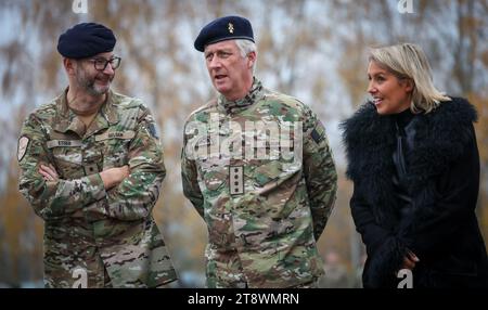 Marche en Famenne, Belgique. 21 novembre 2023. Roi Philippe - Filip de Belgique et ministre de la Défense Ludivine Dedonder photographiés lors d'une visite royale au camp militaire du Roi Albert à Marche-en-Famenne, dans le cadre de ses traditionnelles visites de travail à la Défense, mardi 21 novembre 2023. Le Roi rencontre des soldats et des civils en formation et est informé des différents statuts de la Défense, de la coopération mutuelle et de la politique du personnel. BELGA PHOTO VIRGINIE LEFOUR crédit : Belga News Agency/Alamy Live News Banque D'Images