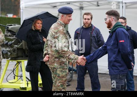 Marche en Famenne, Belgique. 21 novembre 2023. Le ministre de la Défense Ludivine Dedonder et le roi Philippe - Filip de Belgique photographiés lors d'une visite royale au camp militaire du roi Albert à Marche-en-Famenne, dans le cadre de ses traditionnelles visites de travail à la Défense, mardi 21 novembre 2023. Le Roi rencontre des soldats et des civils en formation et est informé des différents statuts de la Défense, de la coopération mutuelle et de la politique du personnel. BELGA PHOTO VIRGINIE LEFOUR crédit : Belga News Agency/Alamy Live News Banque D'Images