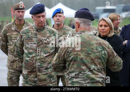 Marche en Famenne, Belgique. 21 novembre 2023. Roi Philippe - Filip de Belgique et ministre de la Défense Ludivine Dedonder photographiés lors d'une visite royale au camp militaire du Roi Albert à Marche-en-Famenne, dans le cadre de ses traditionnelles visites de travail à la Défense, mardi 21 novembre 2023. Le Roi rencontre des soldats et des civils en formation et est informé des différents statuts de la Défense, de la coopération mutuelle et de la politique du personnel. BELGA PHOTO VIRGINIE LEFOUR crédit : Belga News Agency/Alamy Live News Banque D'Images