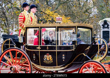 Londres, Royaume-Uni. 21 novembre 2023. Une procession en calèche à travers le Mall jusqu'au palais de Buckingham fait suite à un accueil formel à Horse Guards Parade le premier jour de la visite d'État du président sud-coréen Yoon Suk Yeol. Crédit : Photographie de onzième heure / Alamy Live News Banque D'Images