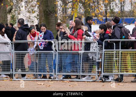 Londres, Royaume-Uni. 21 novembre 2023. Les sympathisants brandissent des drapeaux sud-coréens en attendant les voitures royales. Une procession en calèche à travers le Mall jusqu'au palais de Buckingham fait suite à un accueil formel à Horse Guards Parade le premier jour de la visite d'État du président sud-coréen Yoon Suk Yeol. Crédit : Photographie de onzième heure / Alamy Live News Banque D'Images