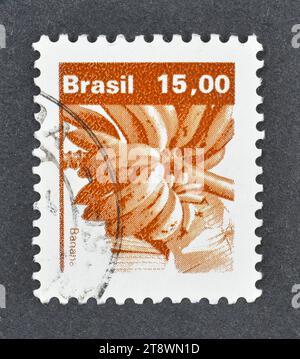 Timbre postal annulé imprimé par le Brésil, qui montre des bananes, vers 1983. Banque D'Images