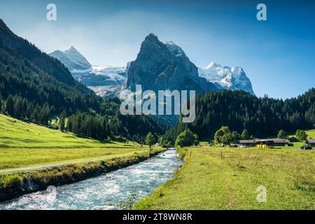 Belle vue de Rosenlaui avec les alpes suisses bien en corne et la rivière Reichenbach en été sur une journée ensoleillée à Berne, Suisse Banque D'Images