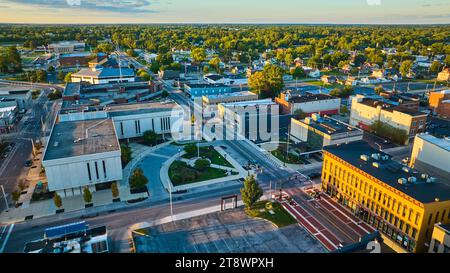 Delaware County court Administration palais de justice bâtiment et Muncie, DANS LA ville aérienne au coucher du soleil Banque D'Images