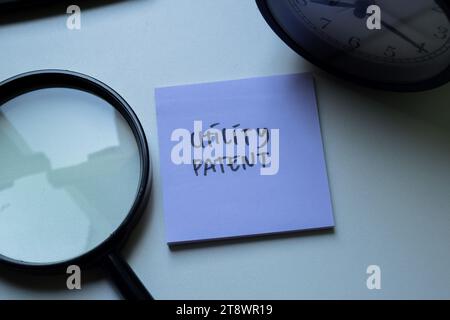 Concept de brevet d'utilité écrire sur des notes adhésives isolées sur la table en bois. Banque D'Images