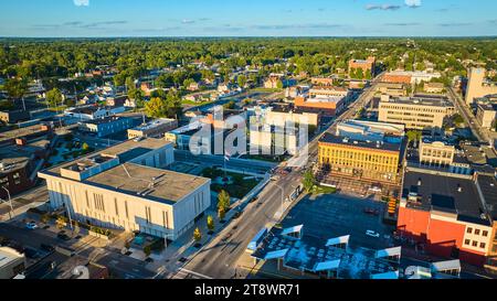 Antenne du bâtiment de l'administration de la Cour du comté du Delaware au crépuscule du centre-ville de Muncie, Indiana Banque D'Images