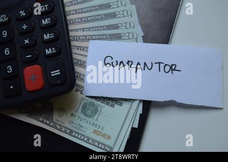 Concept de garant écrire sur des billets collants avec dollar isolé sur la table en bois. Banque D'Images
