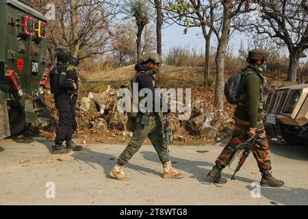 Srinagar, Inde. 17 novembre 2023. 17 novembre 2023, Srinagar Cachemire, Inde : des soldats paramilitaires indiens montent la garde près du site de fusillades dans le district de Kulgam au sud du Cachemire à environ 80 kilomètres de Srinagar où cinq militants ont été tués entre les forces de sécurité indiennes et des militants à Kulgam. Le 17 novembre 2023, Srinagar Cachemire, Inde. (Photo de Firdous Nazir/Eyepix Group/Sipa USA) crédit : SIPA USA/Alamy Live News Banque D'Images