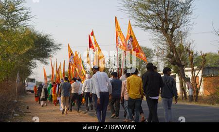 15 novembre 2023 Khatushyamji, Rajasthan, Inde. Des gens portant du ...