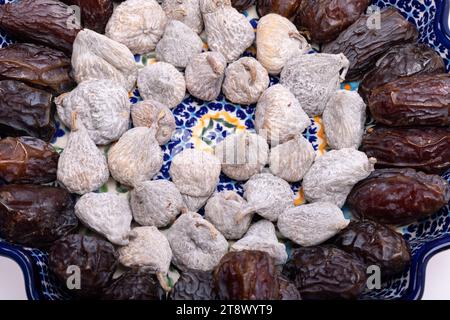 figues séchées saupoudrées de farine de riz et de dattes jumbo medjoul. Banque D'Images