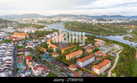 Vue aérienne du Collège pédagogique Da Lat dans la ville de Da Lat près du lac Xuan Huong le matin. Ville touristique dans le Vietnam développé. Voyage et con Banque D'Images