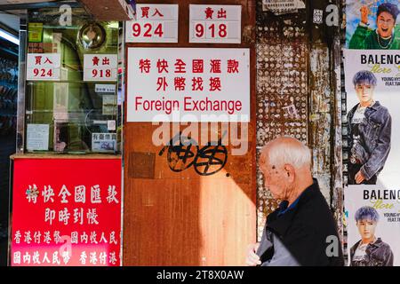 Hong Kong, Chine. 21 novembre 2023. Un graffiti avec les caractères chinois du mot « liberté » et des signes du dollar est visible sur un mur. Un artiste de 40 ans nommé Chan King-fai a été arrêté pour avoir prétendument vandalisé diverses structures et installations publiques à travers l'île de Hong Kong, Kowloon et les nouveaux Territoires de janvier à février. Il a reconnu sa culpabilité à l'accusation de dommages criminels. (Image de crédit : © Keith Tsuji/ZUMA Press Wire) USAGE ÉDITORIAL SEULEMENT! Non destiné à UN USAGE commercial ! Banque D'Images