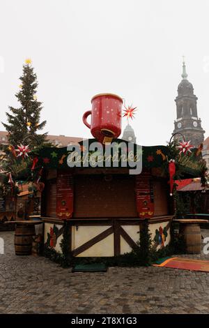 Photographie du marché de Noël sur la place Altmarkt à Dresde le jour de neige Banque D'Images