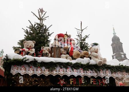 Photographie du marché de Noël sur la place Altmarkt à Dresde le jour de neige Banque D'Images