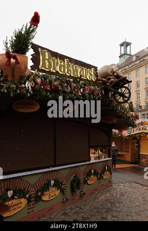 Photographie du marché de Noël sur la place Altmarkt à Dresde le jour de neige Banque D'Images