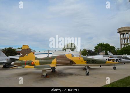 Un avion à réaction militaire d'époque dans un état détérioré assis au sommet d'une piste d'atterrissage abandonnée Banque D'Images