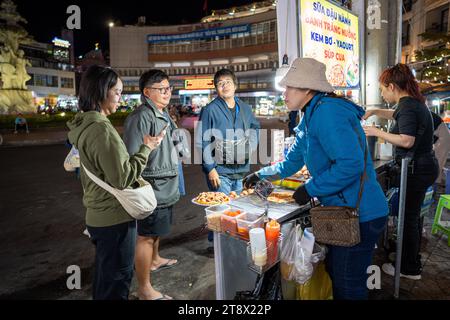 Da Lat ville, Vietnam - 10 novembre 2023 : vendeur local vendant Banh Trang Nuong ou pizza vietnamienne locale, nourriture de rue populaire pour les touristes et les gens à Da Lat Banque D'Images