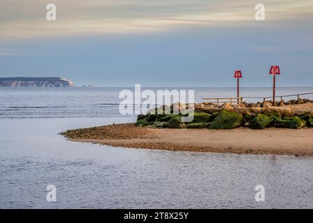 En face de l'entrée du port de Christchurch aux Needles sur l'île de Wight, Dorset, Angleterre Banque D'Images