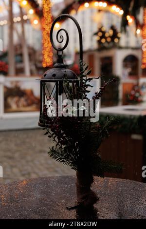 Photographie du marché de Noël sur la place Altmarkt à Dresde le jour de neige Banque D'Images