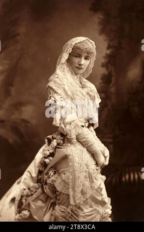 Portrait de Sarah Bernhardt, (1844-1923), actrice, Downey, William, photographe, Photographie, Arts graphiques, Photographie, tirage au charbon, dimensions - travail : hauteur : 14,5 cm, largeur : 9,6 cm, Dimensions : hauteur : 16,5 cm, largeur : 11 cm Banque D'Images