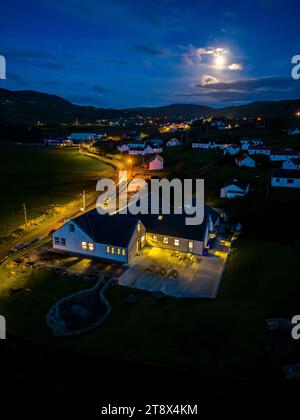 Vue aérienne nocturne de Glencolumbkille dans le comté de Donegal, République d'Irleand. Banque D'Images