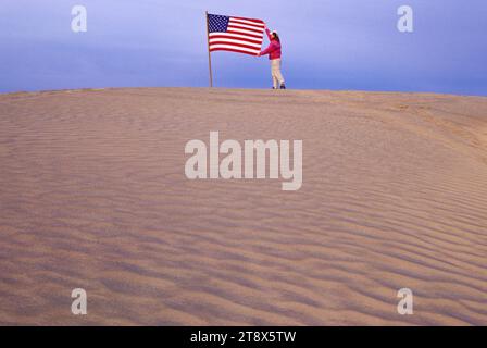 Dunes de sable avec le drapeau américain, Noël Valley Sand Dunes, zone d'étude National de la vallée de l'arrière-pays de Noël Byway, Oregon Banque D'Images