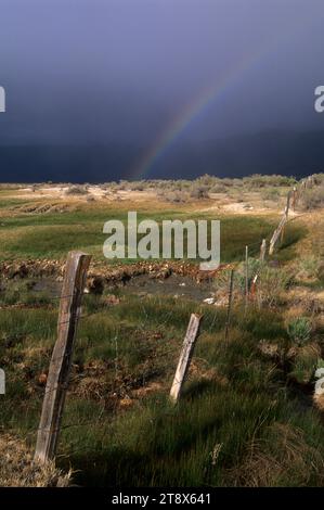 Frontière avec arc-en-ciel orageux, Oregon Outback Scenic Byway, Summer Lake Wildlife Area, Oregon Banque D'Images