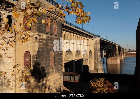 Le pont EADS transporte des piétons, des trains et des véhicules sur le fleuve Mississippi, vu depuis le parc national Gateway, St. Louis, Mo Banque D'Images